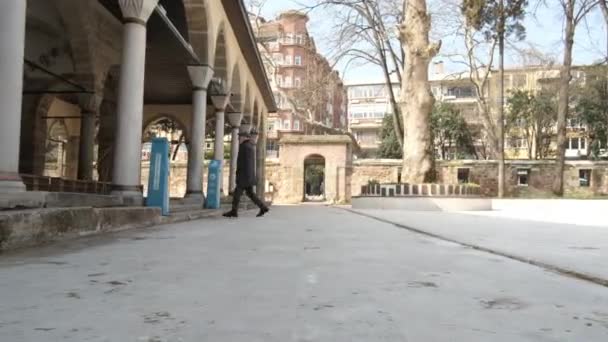 Caminhe no pátio da mesquita — Vídeo de Stock