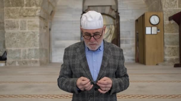 Un hombre rosario en masjid — Vídeos de Stock