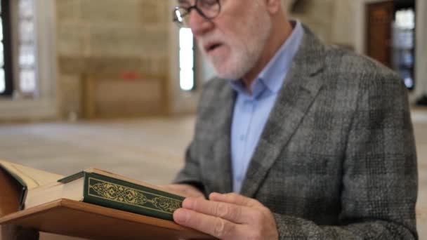 Orando desde Al-Corán — Vídeo de stock