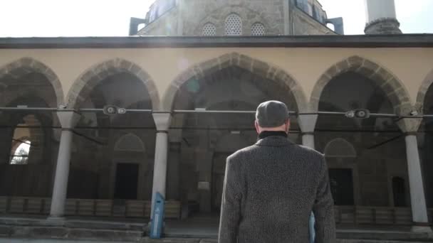 Entrada del hombre en el patio de la mezquita — Vídeos de Stock