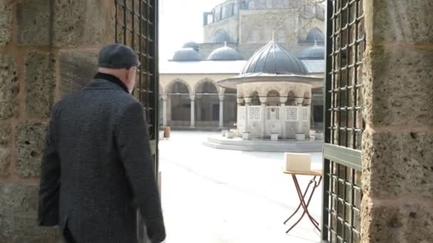 Patio de la mezquita de la puerta — Vídeo de stock