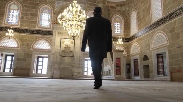 Mężczyzna Wizyta w historycznym meczecie — Wideo stockowe