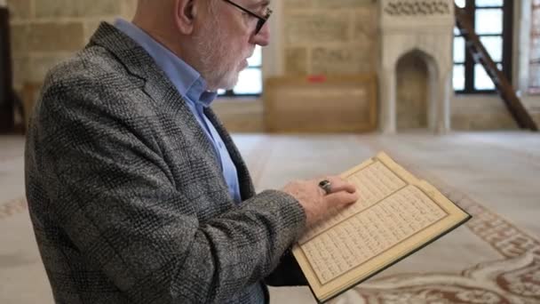 Reading Quran In Mosque — Stock Video