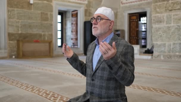 Oración musulmana en mezquita histórica — Vídeos de Stock