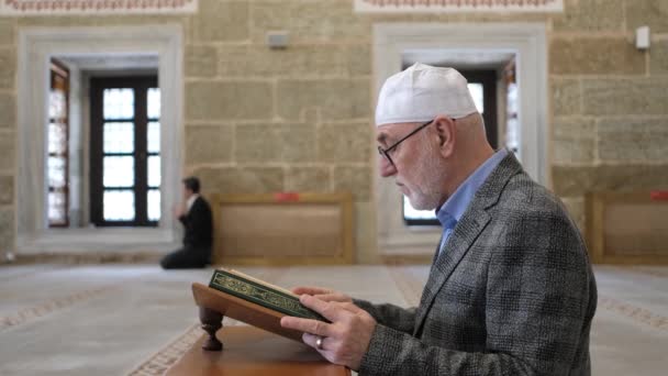 Aanbidding tijdens het lezen van de koran — Stockvideo