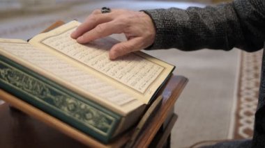 Parmaklar Kuran 'ı Takip Et