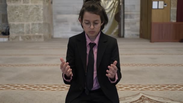 Дети молятся с открытыми руками — стоковое видео