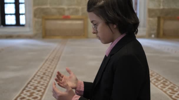 Little Child Praying On Mosque — Stok Video