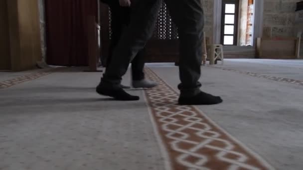 Muslimská návštěva v mešitě — Stock video