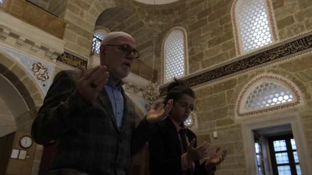 Musulmán rezando juntos — Vídeos de Stock