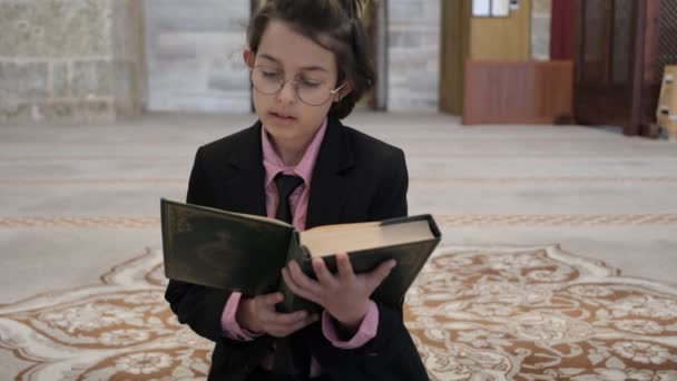 男孩阅读《古兰经》 — 图库视频影像