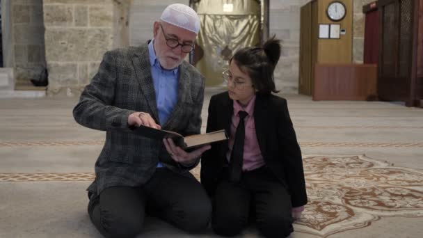 Ouder Leer lezen Koran — Stockvideo