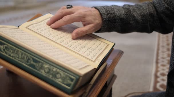 Fingers Follow Quran Page — Vídeo de stock