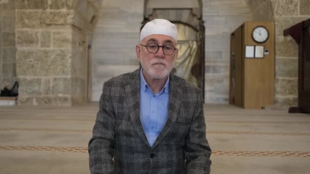 Old Man Spent Time In Mosque — Vídeos de Stock