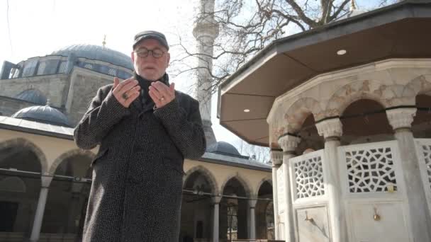 Mannen framför den ottomanska moskén — Stockvideo