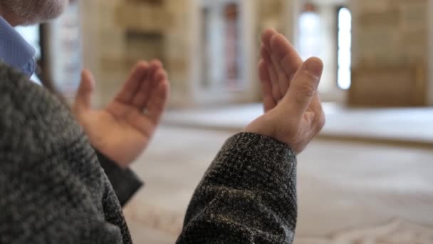 Islamische Art zu beten — Stockvideo