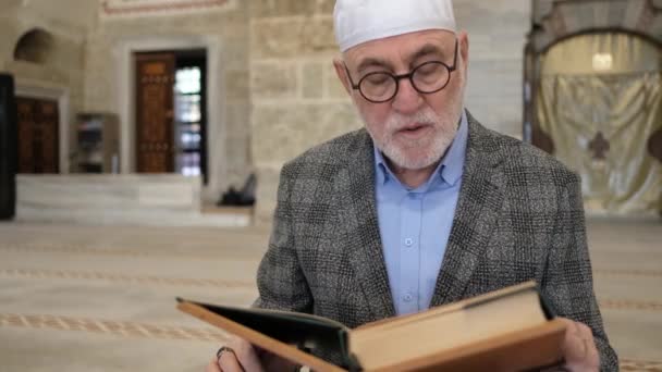 Recitar el Corán en el Titular — Vídeos de Stock