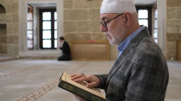 Old Man Praying At Quran — Vídeos de Stock