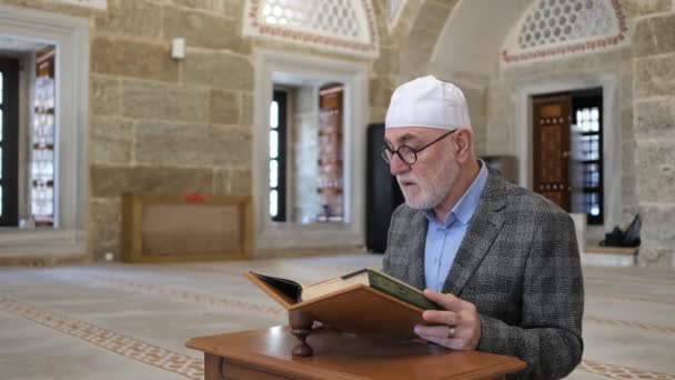 Muslime beten auf Moschee — Stockvideo