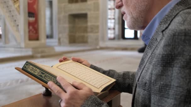 Reading Quran Pages — Stock Video