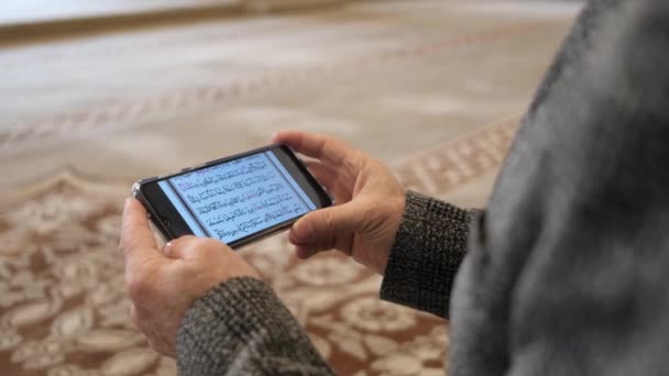 Reading Quran On Screen — Stock Video