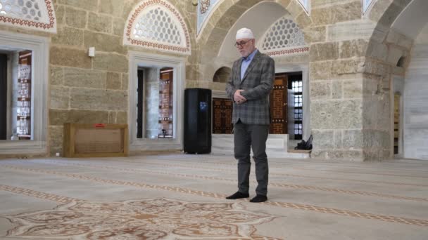 Člověk se modlí v mešitě — Stock video