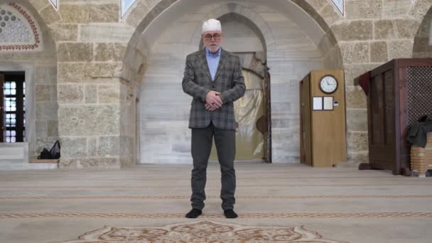 Old Man Pray On Masjid — Vídeo de stock