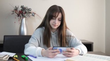 Kız Telefonunu Gösteriyor