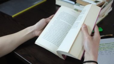 Kitap sayfaları açılıyor