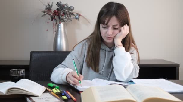 Word moe van het studeren — Stockvideo