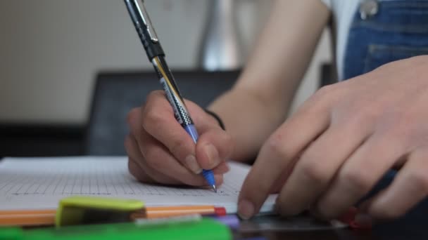 Psaní domácí úkol papíru — Stock video