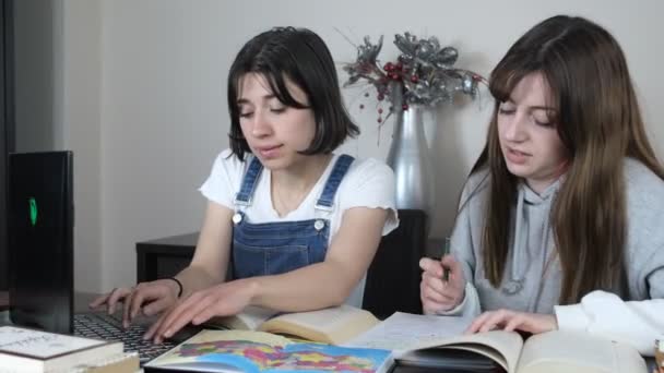 Zwei Arbeiter auf der Suche nach Literatur — Stockvideo