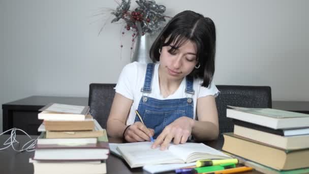 Estudante menina ter pausa — Vídeo de Stock