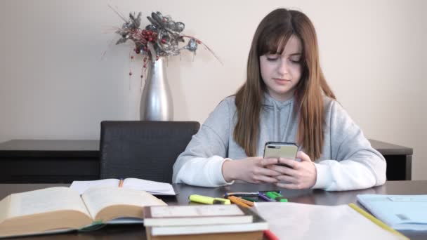 Teenager dívka zprávy na telefonu — Stock video