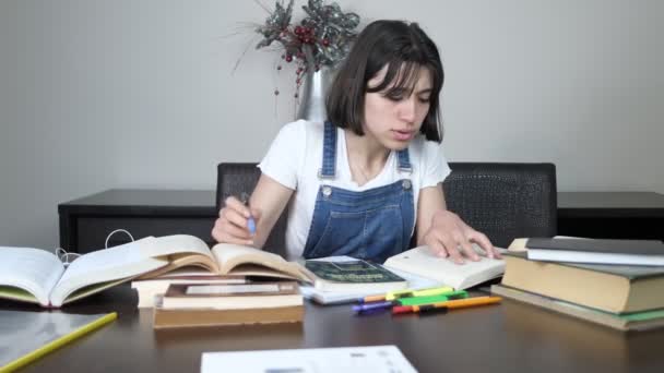 Bezorgde student probeert te studeren — Stockvideo