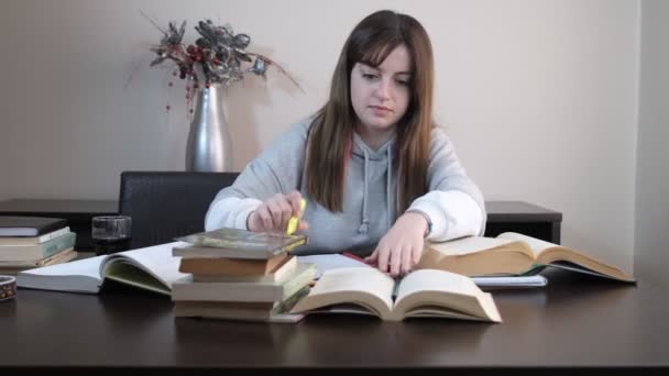 Notities maken uit verschillende boeken — Stockvideo