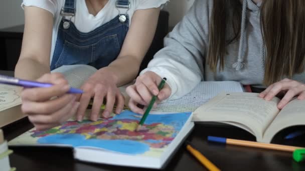 Studenten untersuchen Landkarte — Stockvideo