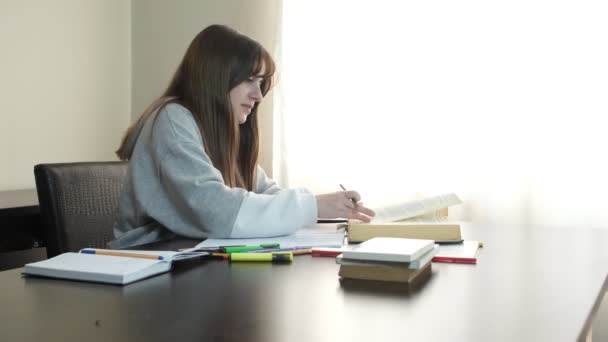 Menina estudando na mesa — Vídeo de Stock