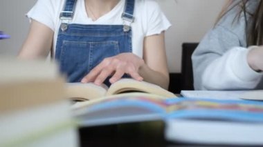 Coğrafya okuyan Genç Kızlar