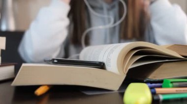 Çalışırken Şarkı Dinleme