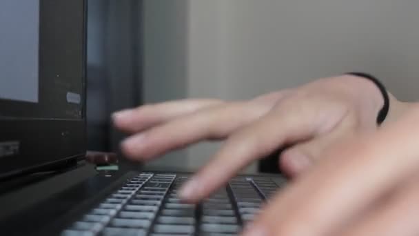 Escribir en el ordenador portátil — Vídeo de stock