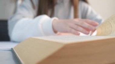 Roman Sayfası Çeviriliyor