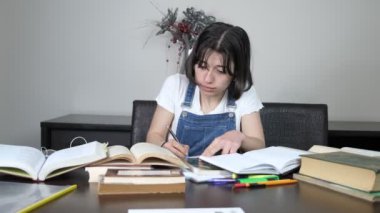 Sıkıcı Bayan Ezberlemeye Çalışıyor