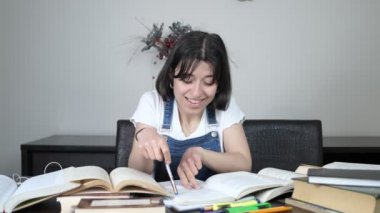 Kız Komik Kitap Okuyor
