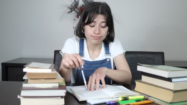 Menina entediada enquanto estudo — Vídeo de Stock