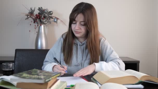 열심 히 일하는 소녀가 피곤해 지다 — 비디오