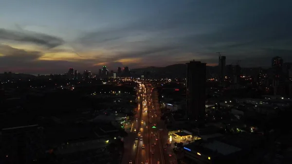Tráfico de coches aéreos por la noche, dron disparar paisaje de la ciudad por la noche —  Fotos de Stock