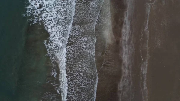 Mar oceano ondas batendo costa — Fotografia de Stock