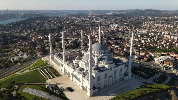 Osmanisch-historisch-antiken Stil moderne muslimische Moschee — Stockfoto