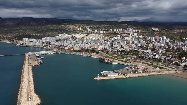 Hamnen vid Antalyas stadskust — Stockfoto